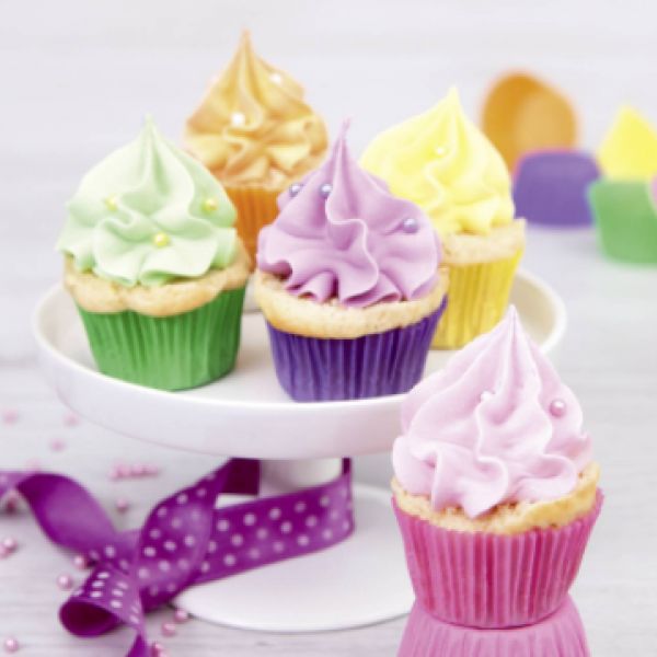 Ukrašavanje muffina u duginim bojama Ukrašavanje muffina u duginim bojama